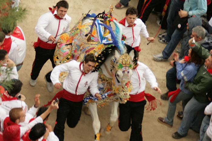 FIESTAS DE LA SANTSIMA Y VERA CRUZ, MOROS Y CRISTIANOS Y CABALLOS DEL VINO