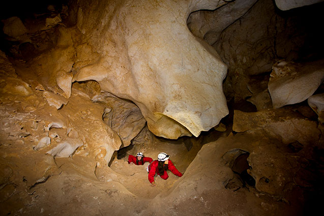 Espeleologa en la Cueva del Puerto