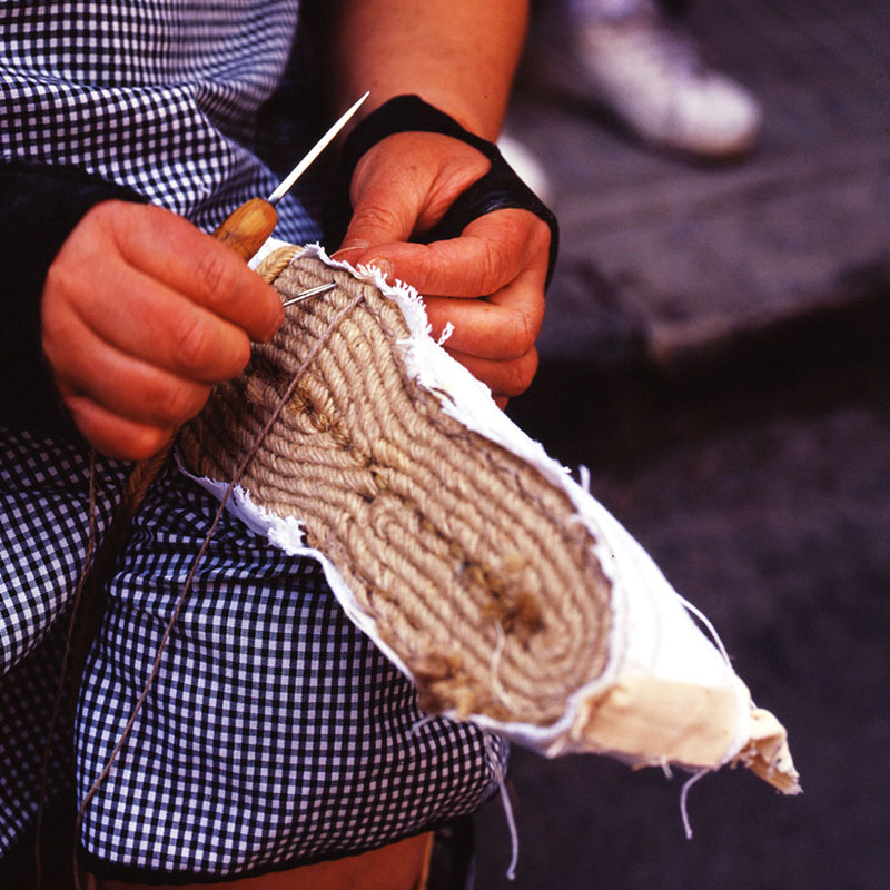 An artisan weaving esparto grass