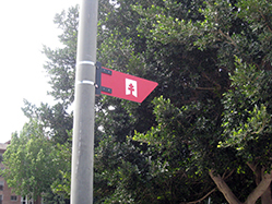 Flecha pequeña, solo con inscripción del logo, colocada en farolas en tramos urbanos Flecha pequeña, solo con inscripción del logo, colocada en farolas en tramos urbanos
