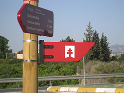 Flecha pequeña, solo con inscripción del logo, colocada en farolas en tramos urbanos Flecha pequeña, solo con inscripción del logo, colocada en farolas en tramos urbanos