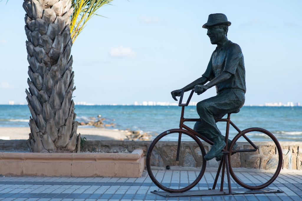 MONUMENTO AL ACTOR JOSE SAZATORNIL