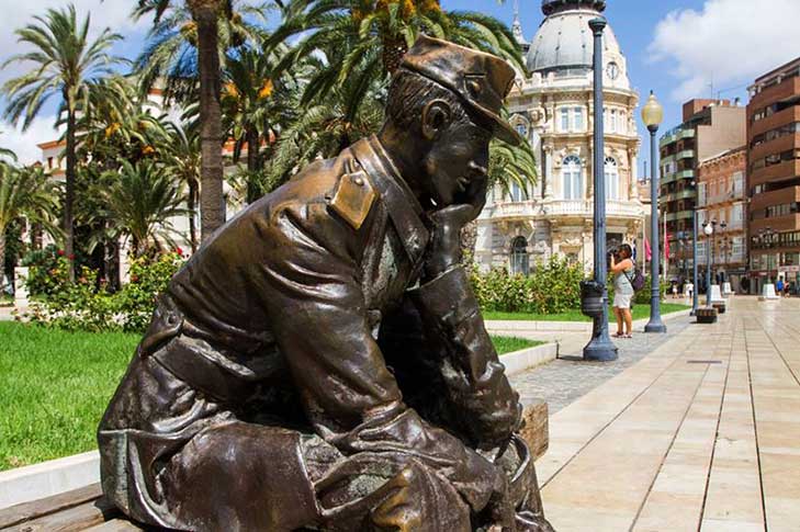 SKULPTUR DER WEHRDIENSTIEISTENDE