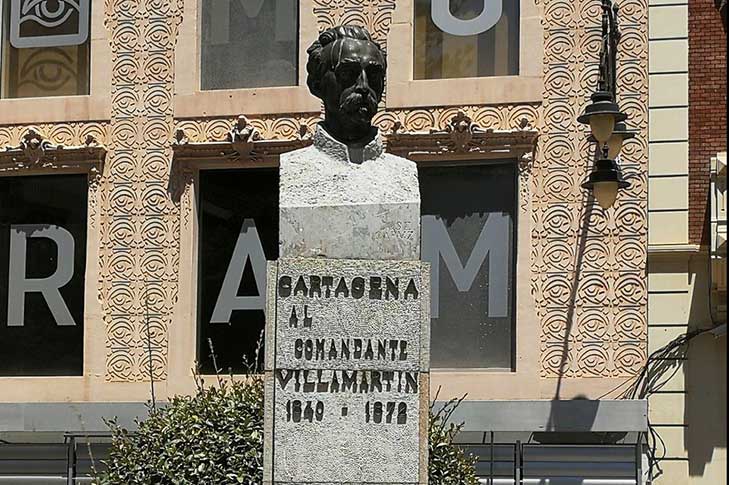 SCULPTURE HOMMAGE  COMMANDANT VILLAMARTN